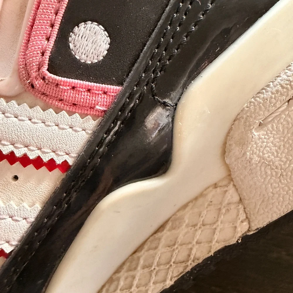 HELLO KITTY ADIDAS Black and White WITH PINK TRIM GIRLS SZ5 (sm women’s )